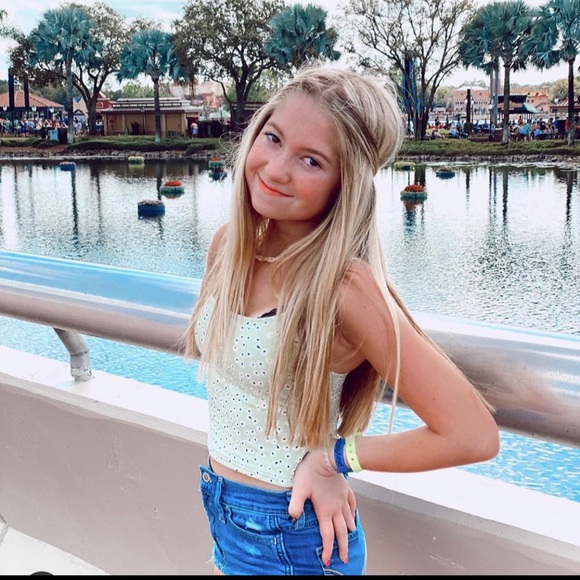 Meet your Posher, Rilyn Dinyae - Picture 3 of 4